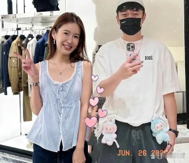 陈赫张子萱带两个女儿在阿那亚度假，被路人偶遇，二人手牵手真的好甜蜜 