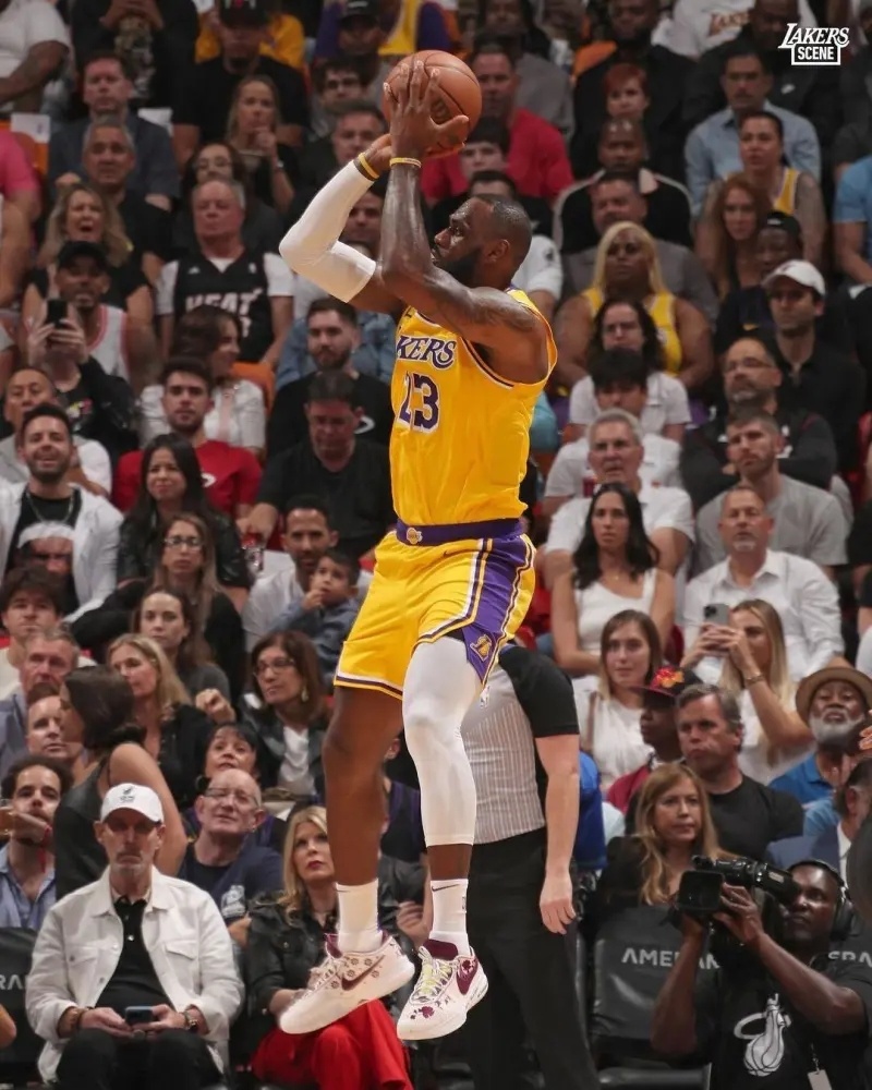 【最长的河】詹姆斯赛季场均得分25.3，此前已连续19季25+#nba吐槽大会#