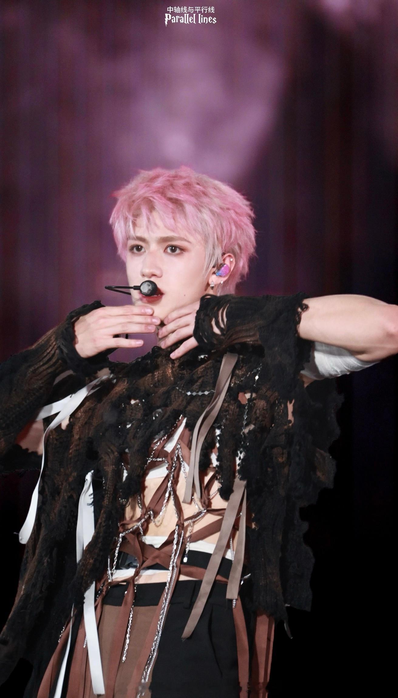 朱志鑫新音舞台粉发生图新增一条（稿主自摄）这个造型确实很适合他 