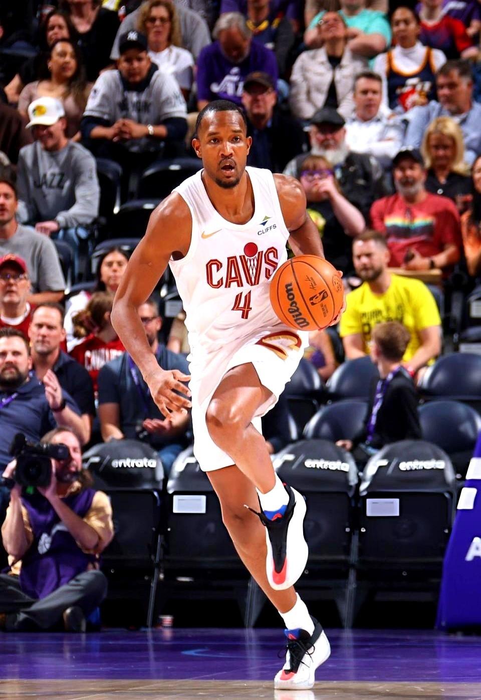 菲利波夫斯基抢断暴扣，真帅！但骑士队的莫布利告诉你，狠角色还得看内线。

爵士队