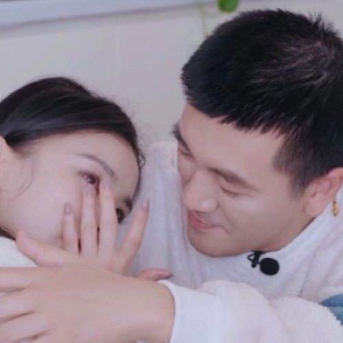 据刘大锤说，杨子和黄圣依这两人，好像已经不在一起了。
刘大锤讲，前两天有个饭局，
