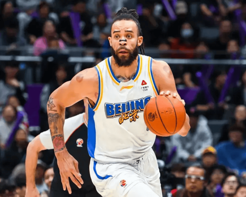 麦基全场出战11分钟，7投4中、三分1中0得到8分4篮板4失误