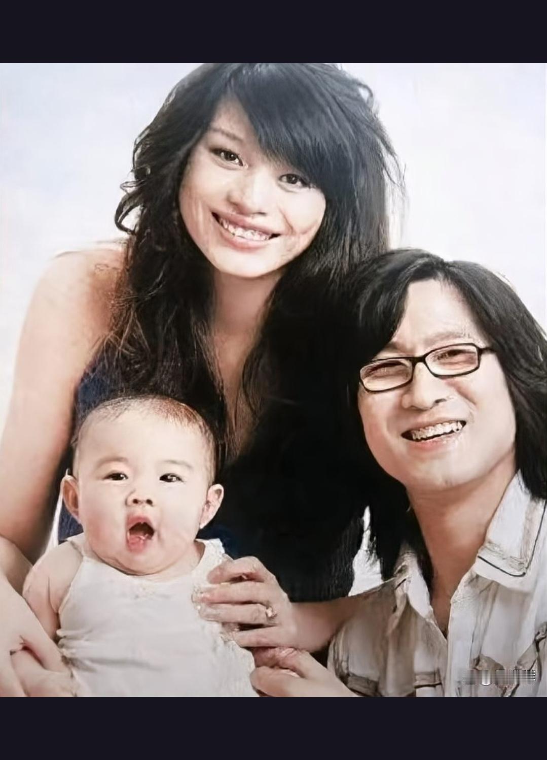 葛荟婕直播自曝怀孕时竟不知汪峰已婚，这一惊人爆料瞬间引爆网络热议！
葛荟婕在直播