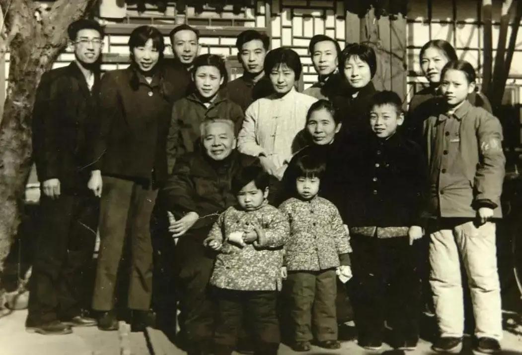 1931年，36岁的张恨水对17岁的恋人周南说：“我家里还有2位夫人，我不能和她