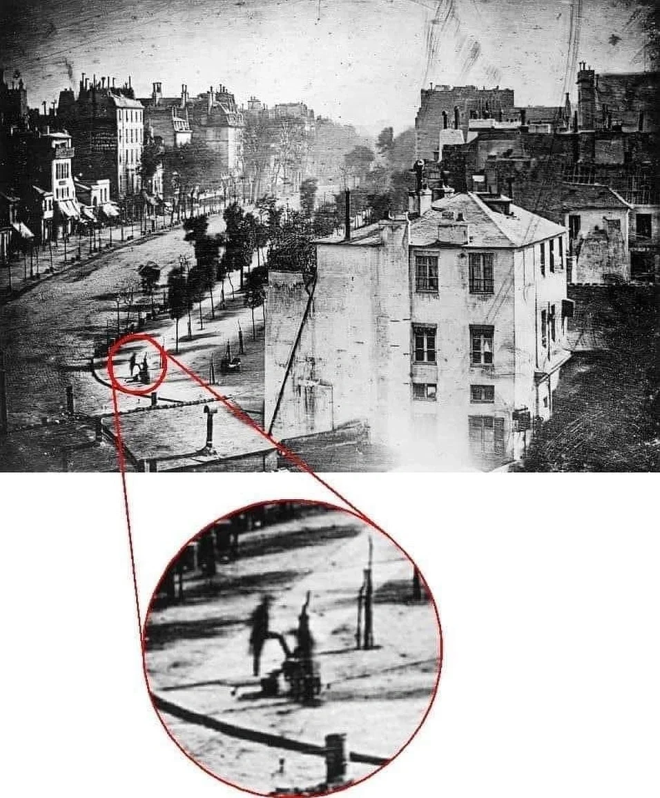有史以来第一张人物照片，1838 年在巴黎拍摄。请看相框的左下角。 有...