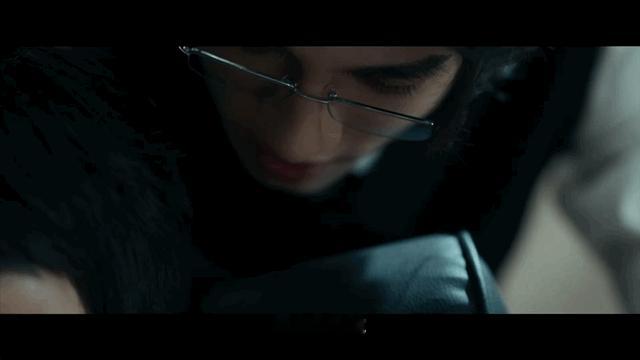 《入戏》我已追平4集了。。。朋友们，影帝×小演员，戏中戏双重身份，假戏真做张力拉