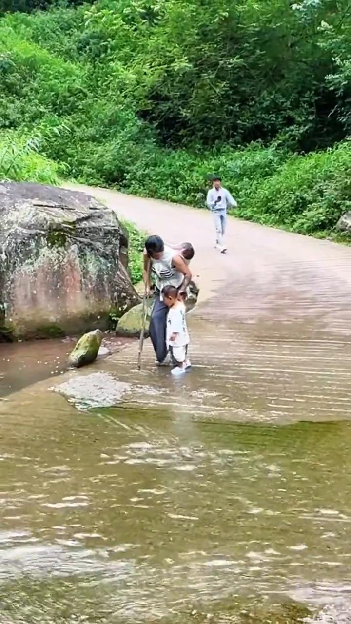 屏幕前的朋友们，你们觉得我今天这样做的对吗？如果觉得我做的对，大家一起支持一下，