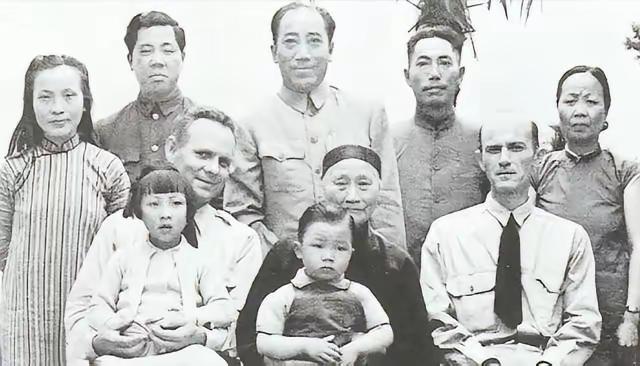 王铎：戴笠和母亲、孙子，以及全家其他人。