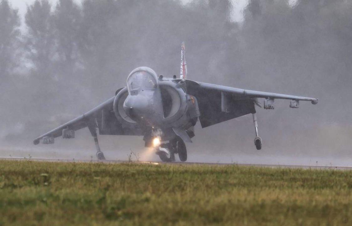 RIAT上AV8B这一落多多少少有点惊险#航空[超话]##武器装备[超话]# ​