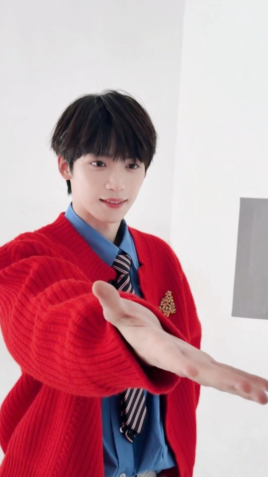 梓渝工作室 求原图梓渝工作室营业，在线求原图本命年的红色外套好好看啊，新年继续红