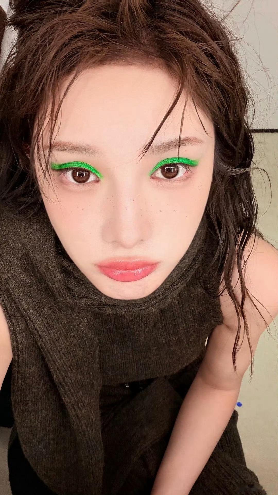 彭小苒hold住了荧光绿眼影彭小苒荧光绿眼影彭小苒！荧光绿眼影！美疯了！无需多言