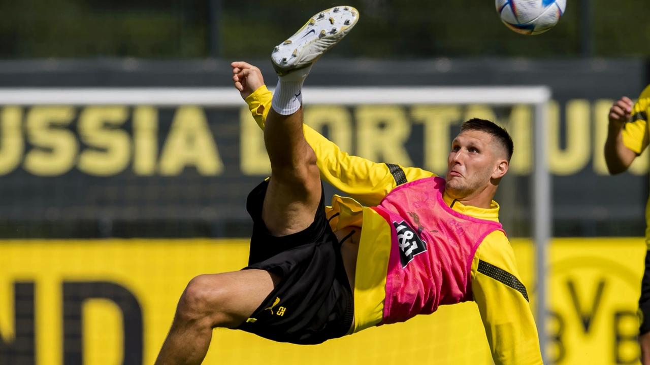 据德媒报道，多特已做出决定，明年夏天合同到期后不再与30岁的中后卫聚勒续约。
聚