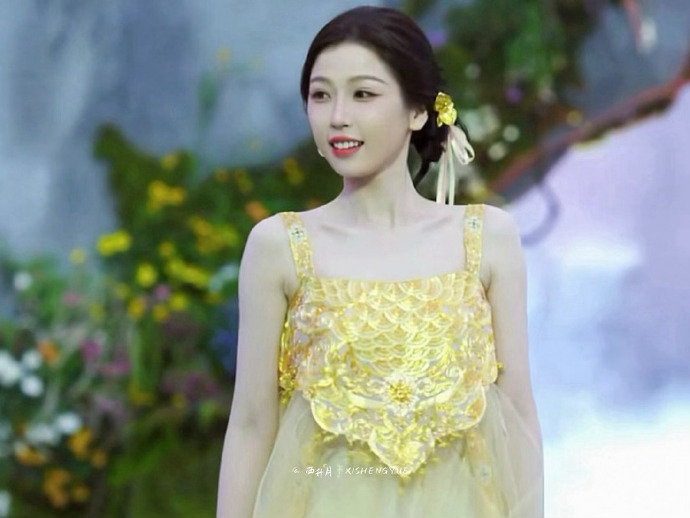 虞书欣戴了妙妙发带虞书欣飘带飘起的瞬间  虞书欣飘带飘起的瞬间特别特别美好~~ 