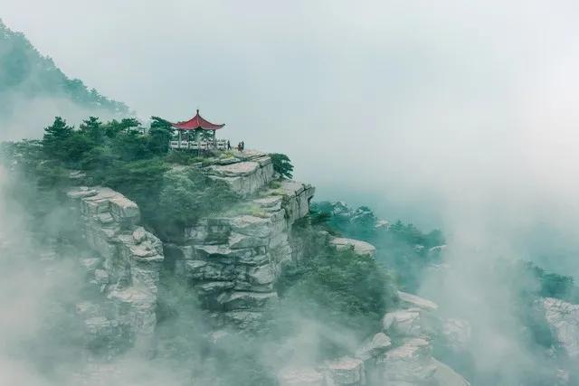 换一个角度，遇见柳暗花明

父亲书房里挂着一幅《庐山烟雨图》，年幼时我总抱怨画中