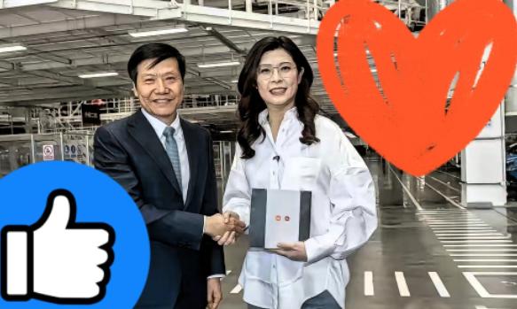 郑丽文去了一趟小米，雷军反手送了台新手机。
结果她顺嘴漏了个底：家里全是小米，老