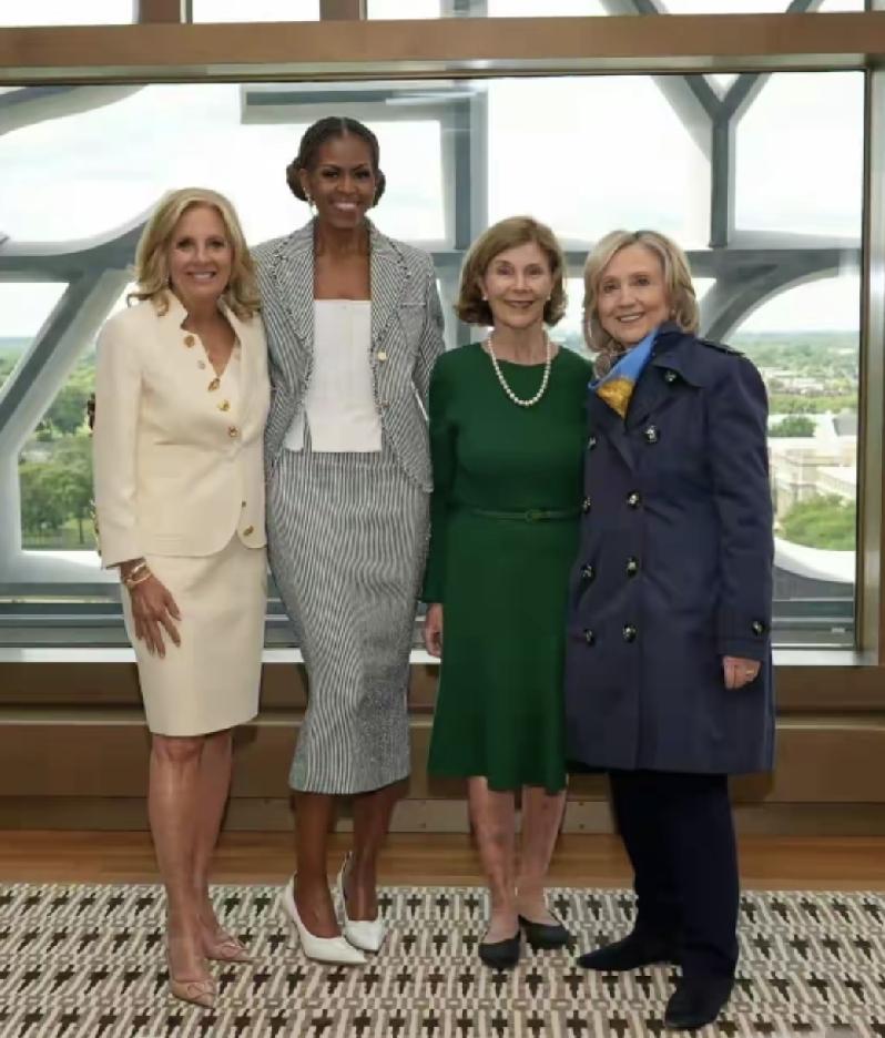 四位美国前第一夫人同框，就数希拉里的变化大。
先引人注目的是奥巴马夫人米歇尔，她