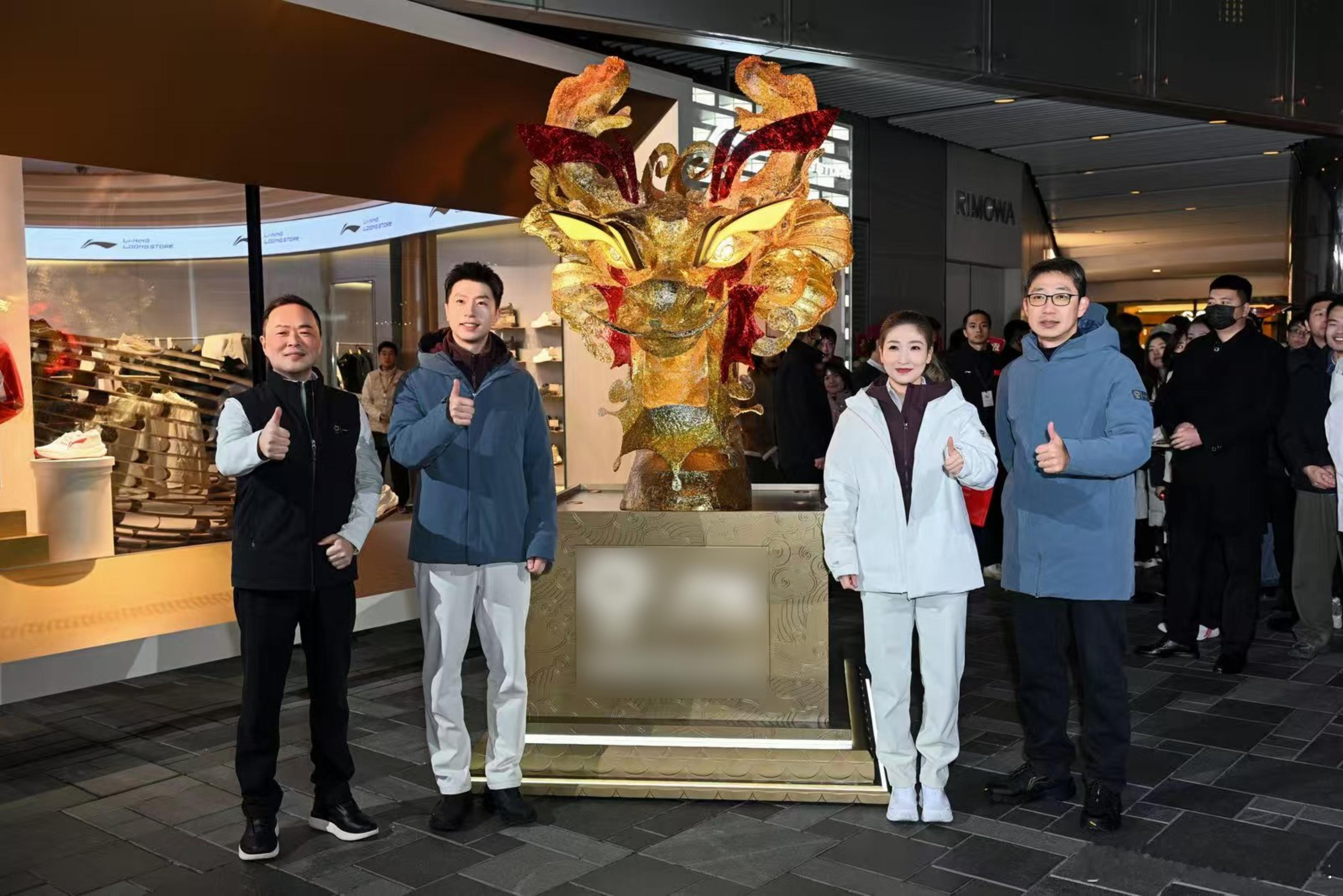 马龙刘诗雯北京三里屯同框在三里屯看到了马龙今天在三里屯活动的龙队简直又帅到了新高