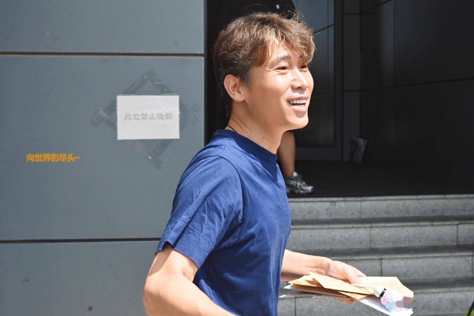 想要李乃文同款小助理李乃文的小助理是天使吧？老板拍照被阳光晃得睁不开眼，她第一时