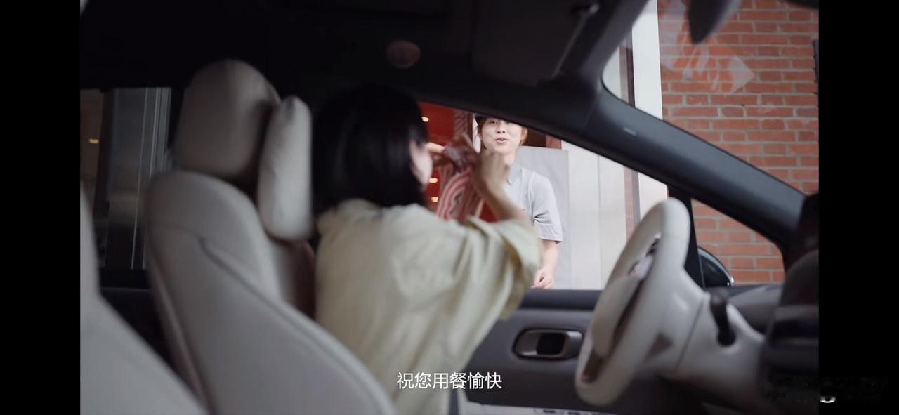 孙少军: 在车上直接点肯德基了，不用下车就能拿到[捂脸]

没想到现在吃肯德基的