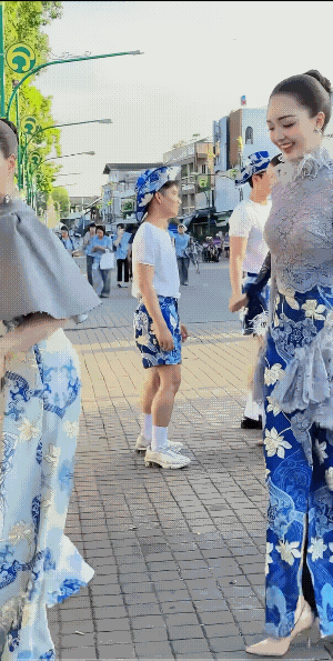 几位女子，一个比一个漂亮，而且还都有个子，看起来，她们胜过车展上的模特。此时此刻