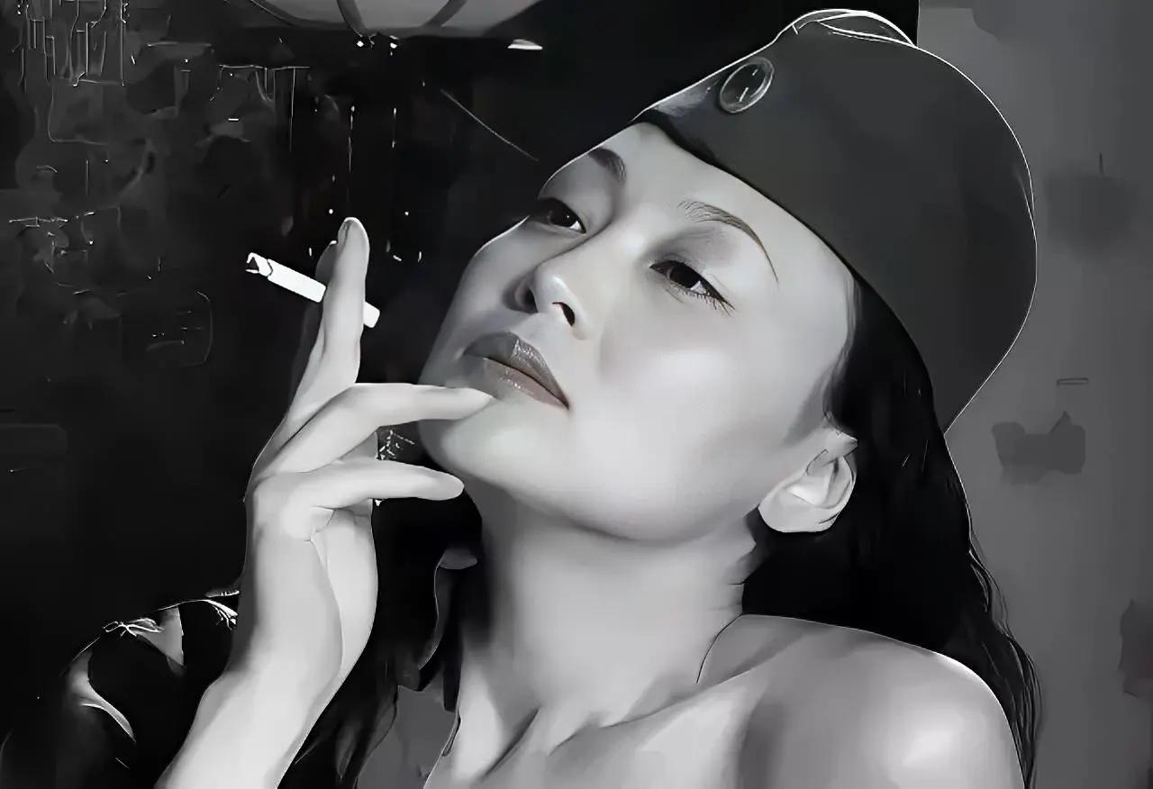 1935年，戴笠最得意的女学生向影心，正与日本海军武官贴身跳舞，日本人的手很自然