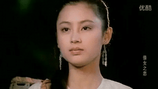 有无滤镜都能get到是美人诶，脸部对称度很高，五官也很大气，至于泪沟法令纹我觉得