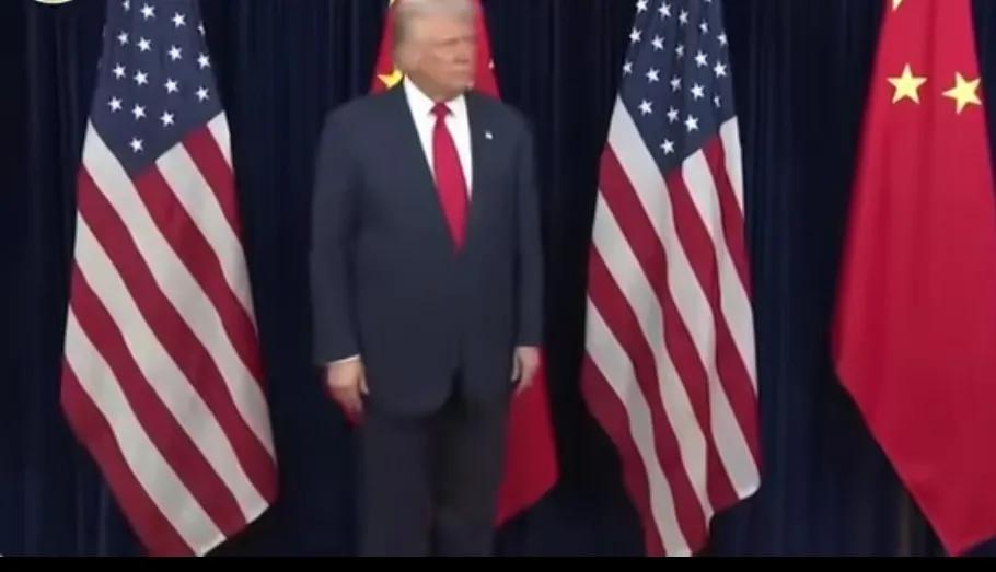 事实证明，老特也是会等人能等人的哈，有需要的时候，他也可以很乖的。
你看他这手足