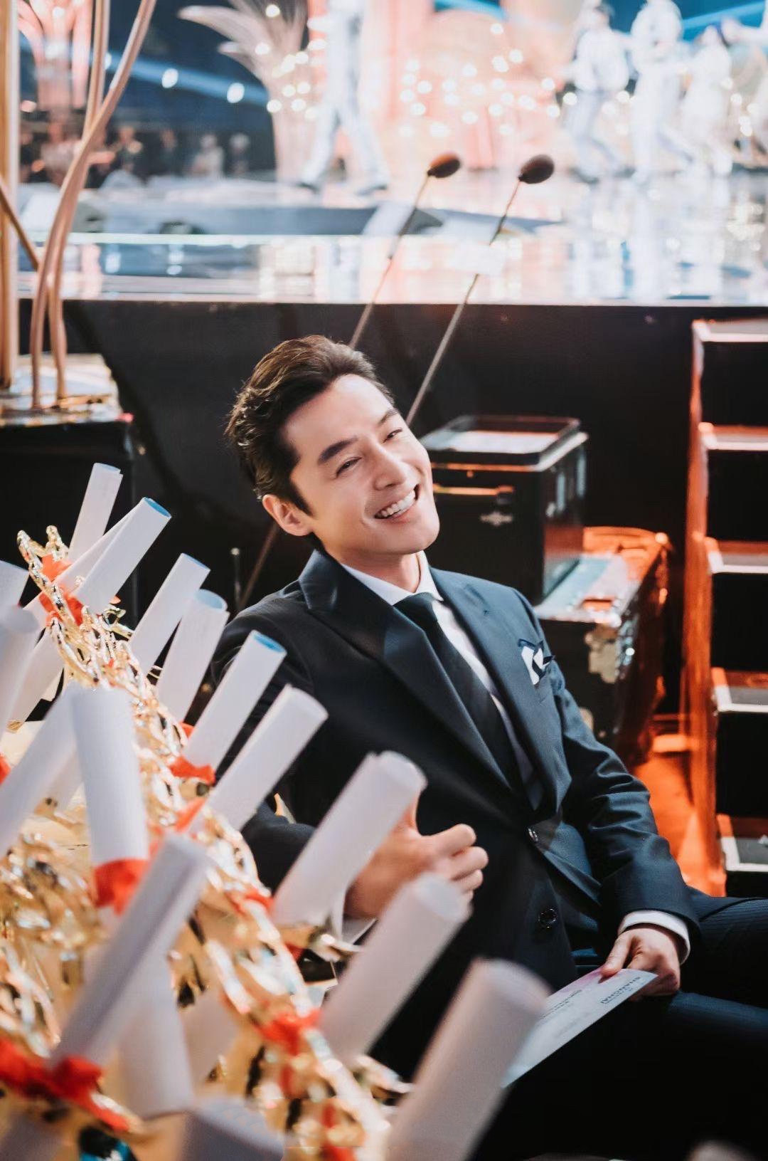 一边做实绩图的时候永远觉得爆款作品太多了塞不下  话术太强了太酷炫了这个不能删那