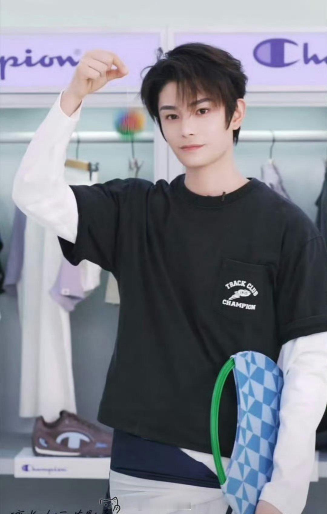 一起来看看丁禹兮今日份的直播生图，小小的脸蛋，一脸无辜的模样，这个生图直出状态能