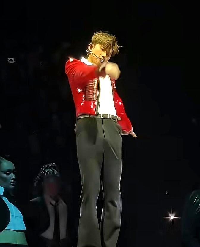 官方身高180的张杰，居然栽在了身材比例上？
 
仰拍加微喇裤都没拉出高挑感，核