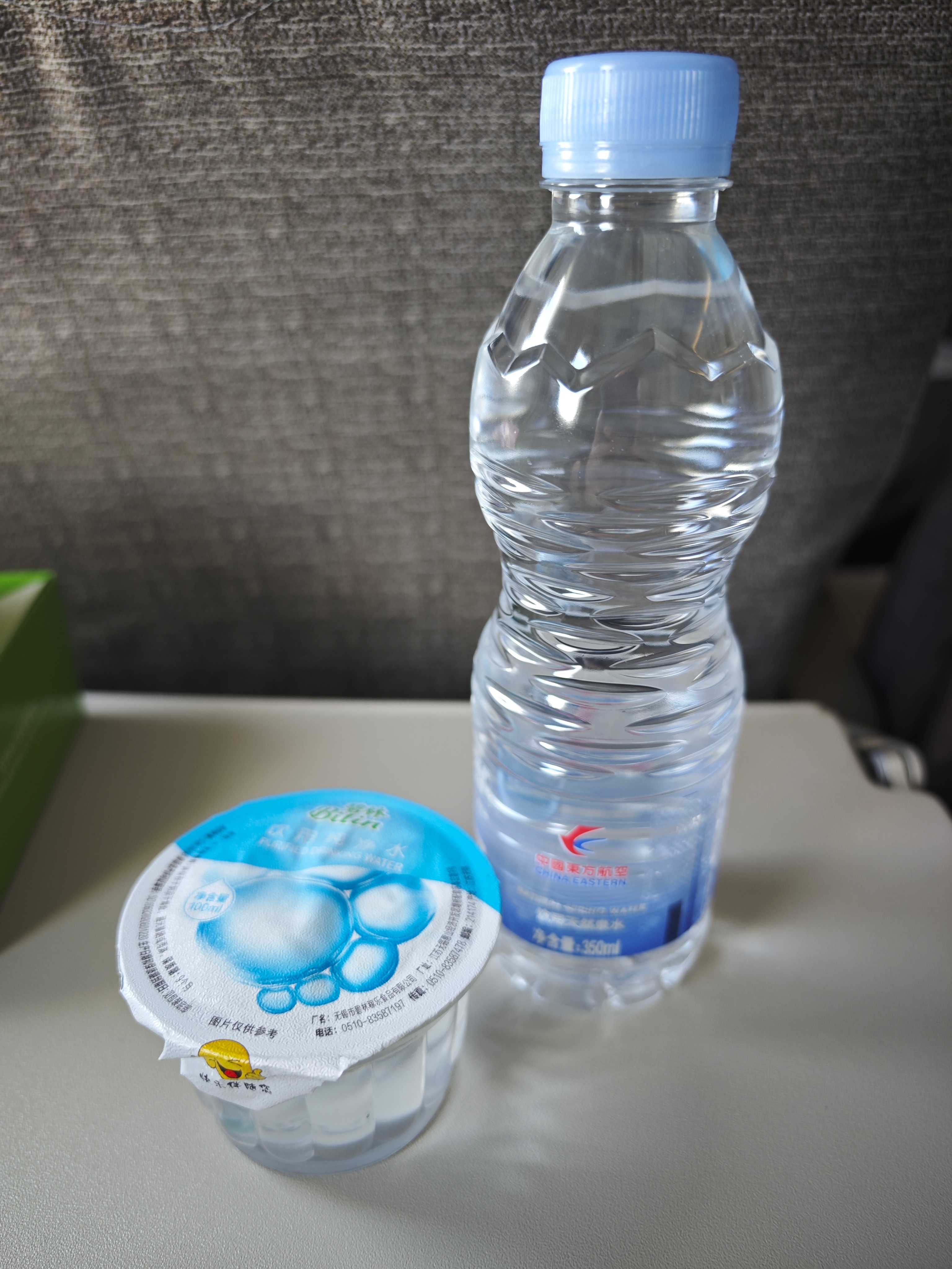 餐盒里放一小杯水，又还发一瓶水，东航这么干的意义是啥