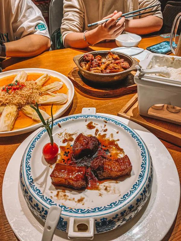 带娃探店儿童美食，真的乐趣满满！
船歌鱼水饺就很适合小朋友。鲅鱼水饺特别鲜，肉质