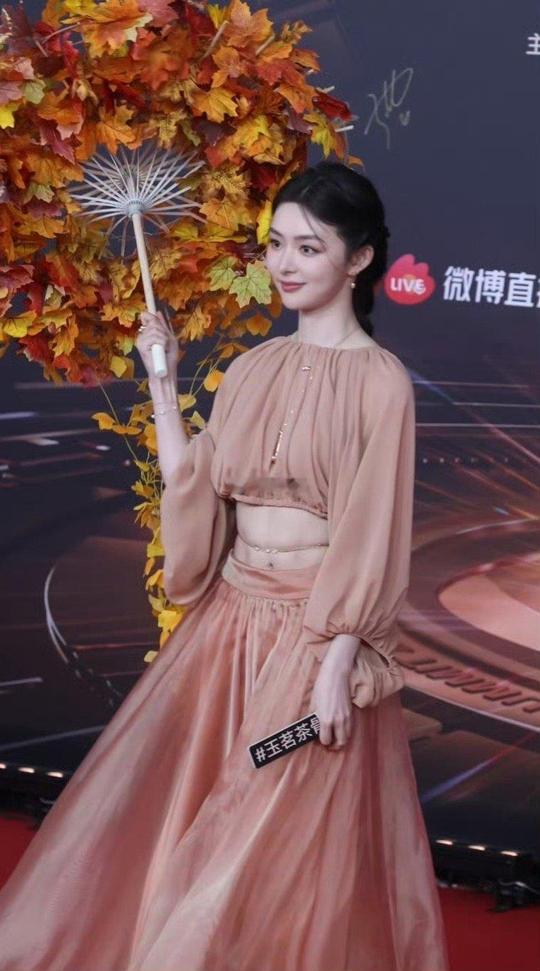 廖慧佳 马甲线廖慧佳的身材管理真的绝了！马甲线明显到能当镜子照，红毯上气质温柔却