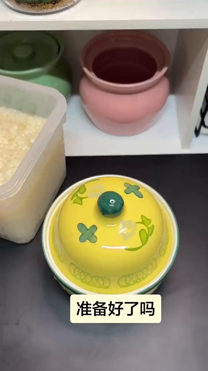 准备好了吗？我们来做一个不一样的实验。
·醪糟两勺加牛奶，牛奶用蛋白质高一些的，