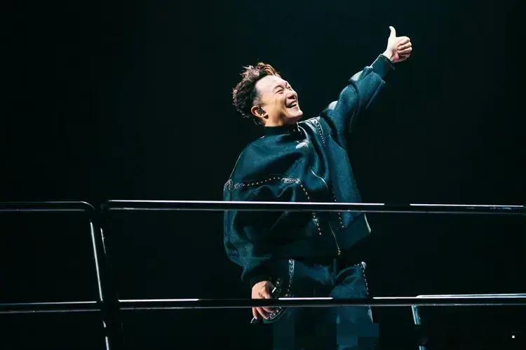 陈奕迅，深夜被骂上热搜！5月27日，深夜，就在大家都进入梦乡的时候，陈奕迅却突然
