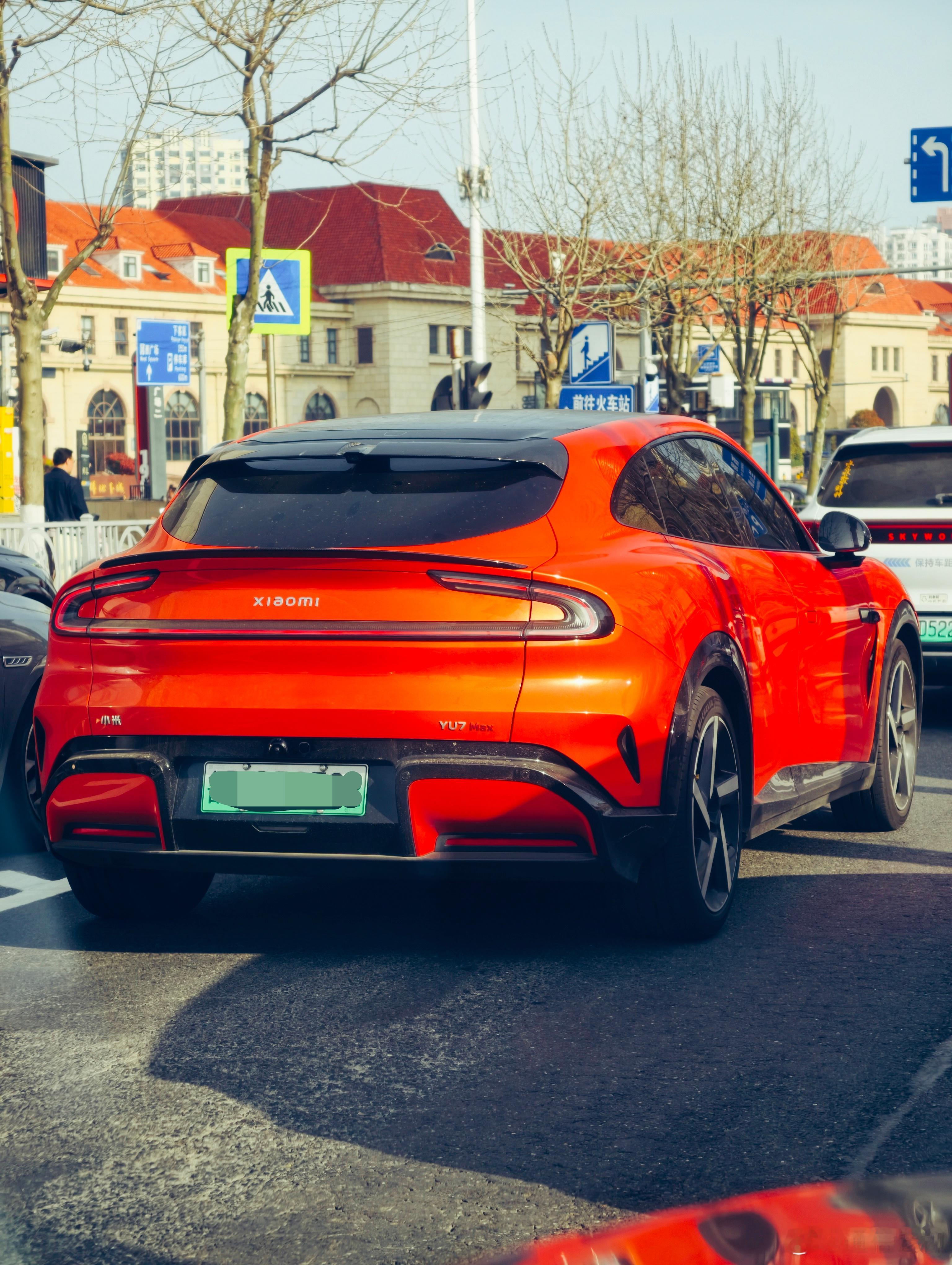 这个颜色的小米YU7上路，真的很可以啊，活力十足，在环境中又毫无违和感！ 