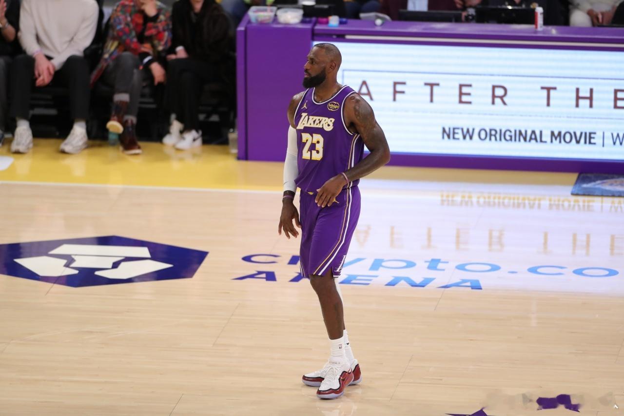 前NBA球员路威在节目中谈到了詹姆斯在湖人108-125不敌太阳比赛中坚持拿到1