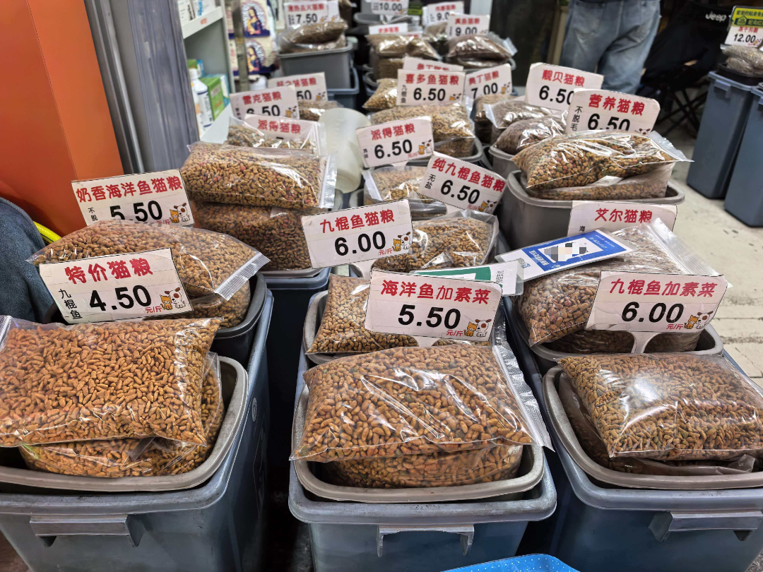【#8款热销猫粮5款检出真菌毒素#】#8款猫粮5款含毒素2款蛋白质缩水#家里的猫