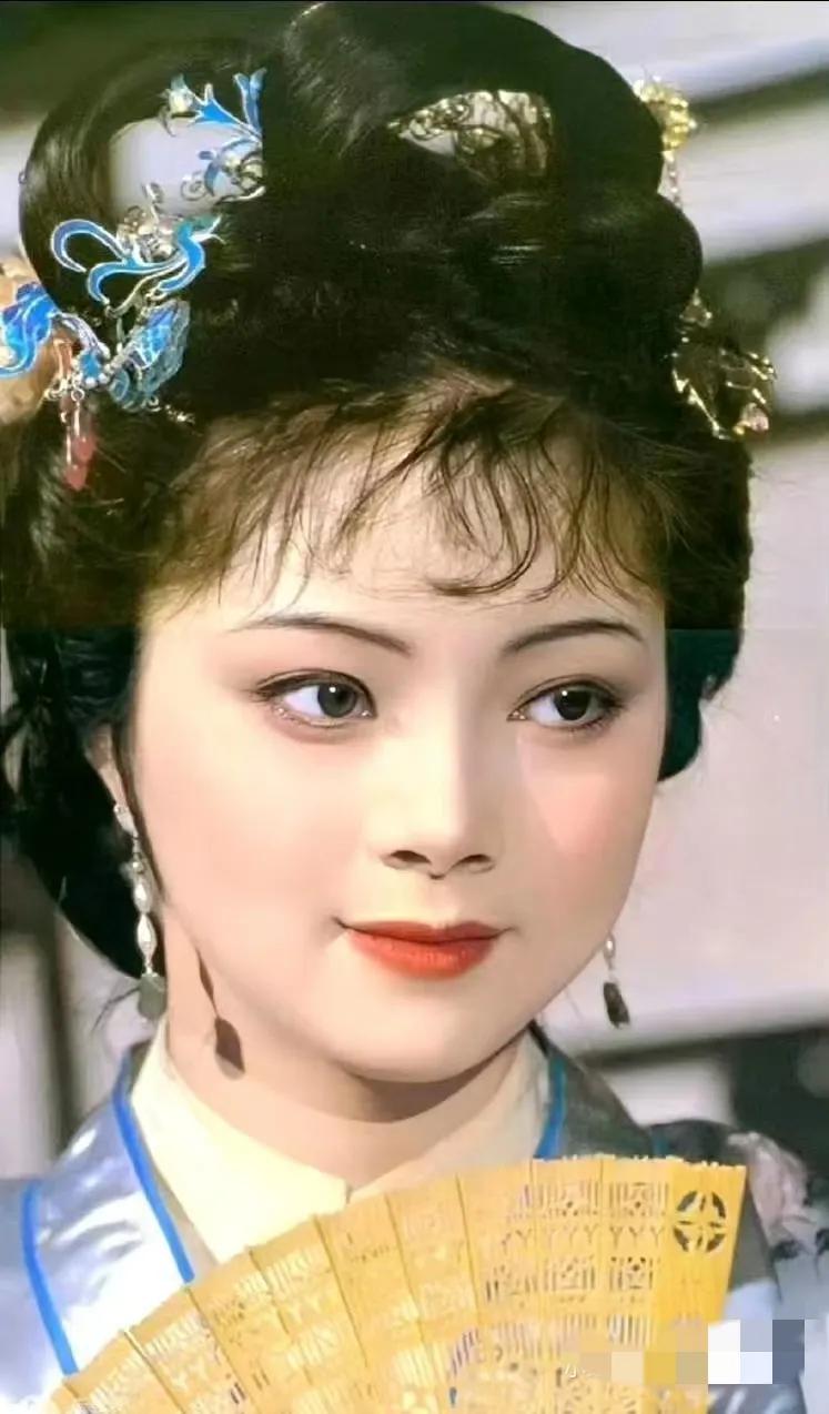 很甜的一张脸，香甜香甜的，但又带着一点无情
皇商之女，确实雍容华贵，不是书香世家