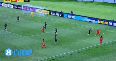 U17中国女足9号李雨涵确实是拼劲十足，她在上半场有过几次机会，最遗憾的是第17