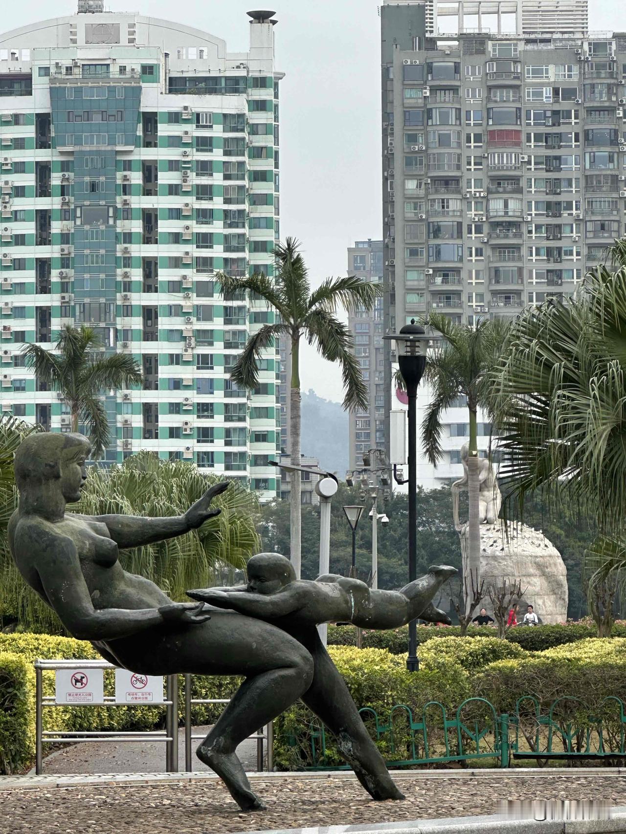 分享一张最近随手拍的照片公园雕塑。