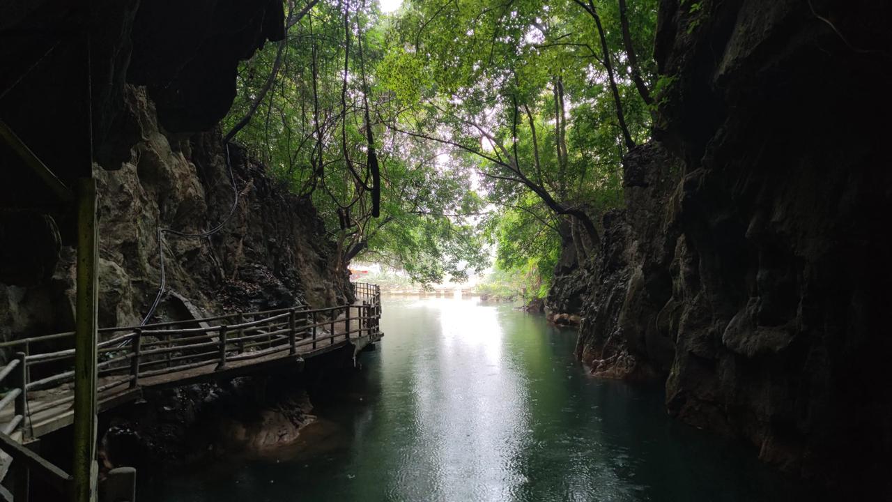 广西古龙山溶洞地下河出口太美了