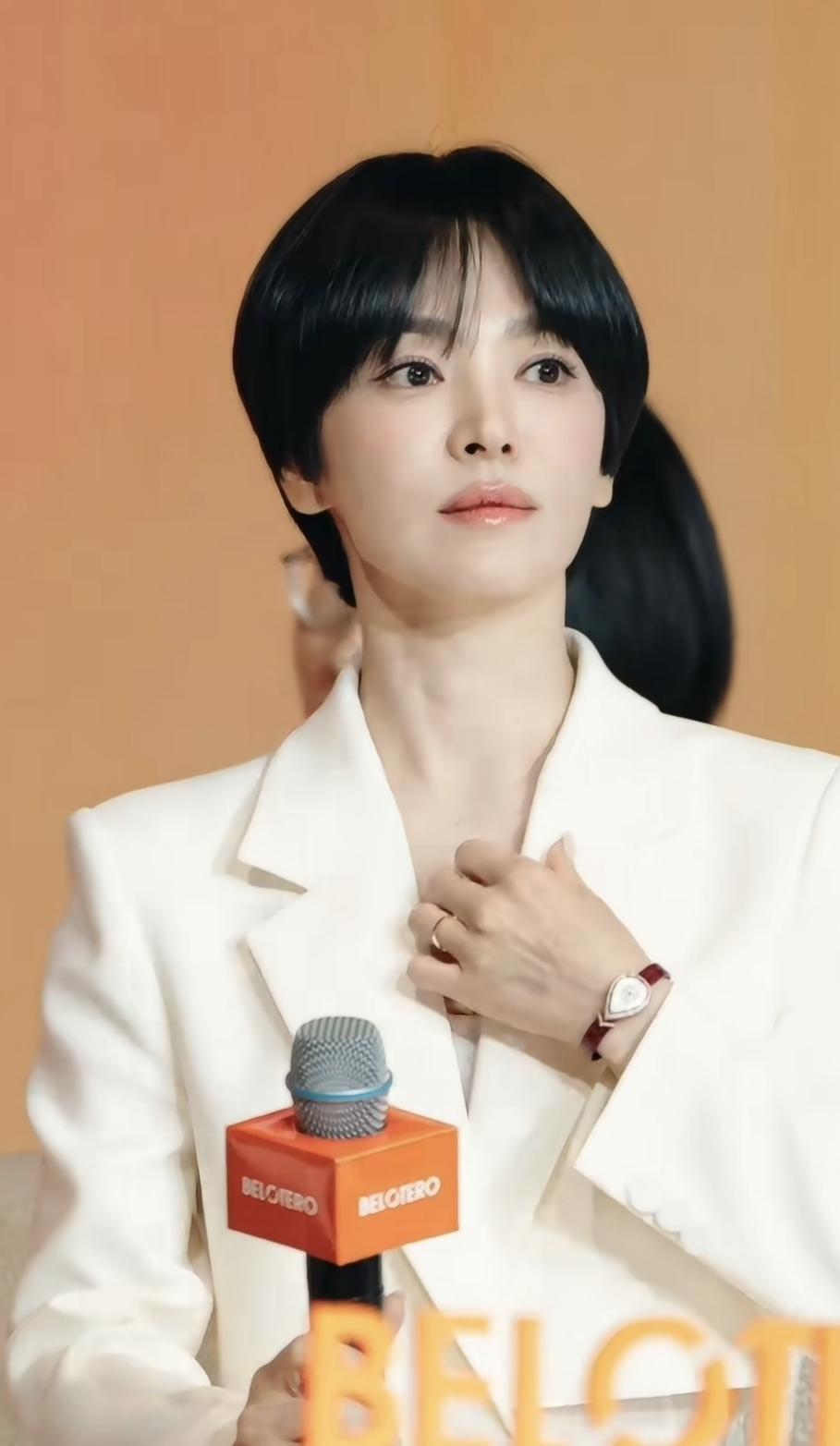 44岁宋慧乔，出席活动的状态，不爱笑了