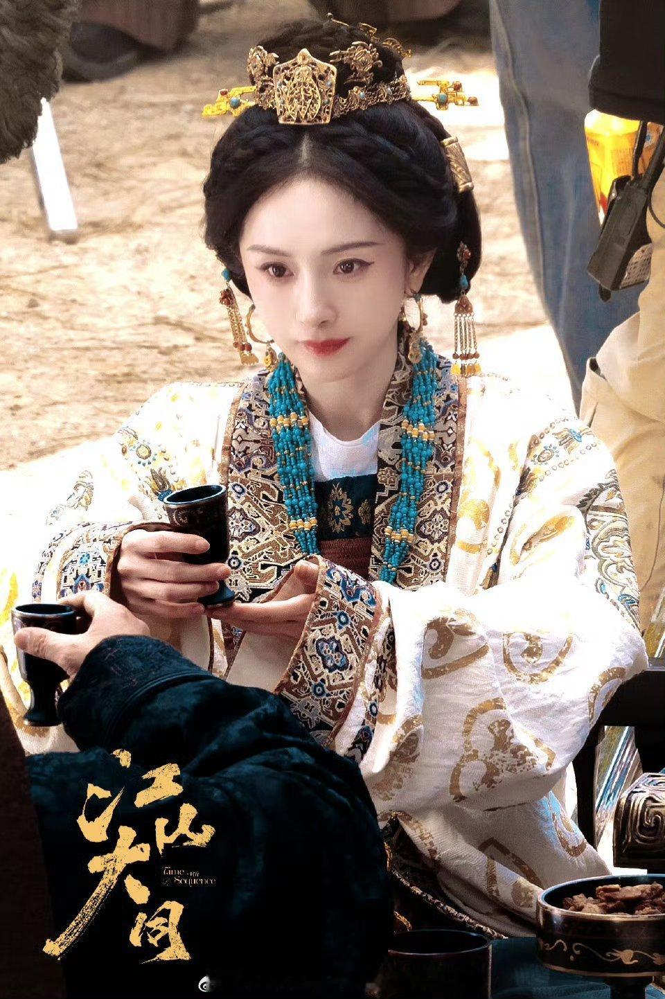 杨幂冯太后盘发造型路透这盘发造型也太有韵味了吧！感觉冯太后的威严和智慧都藏在眉眼