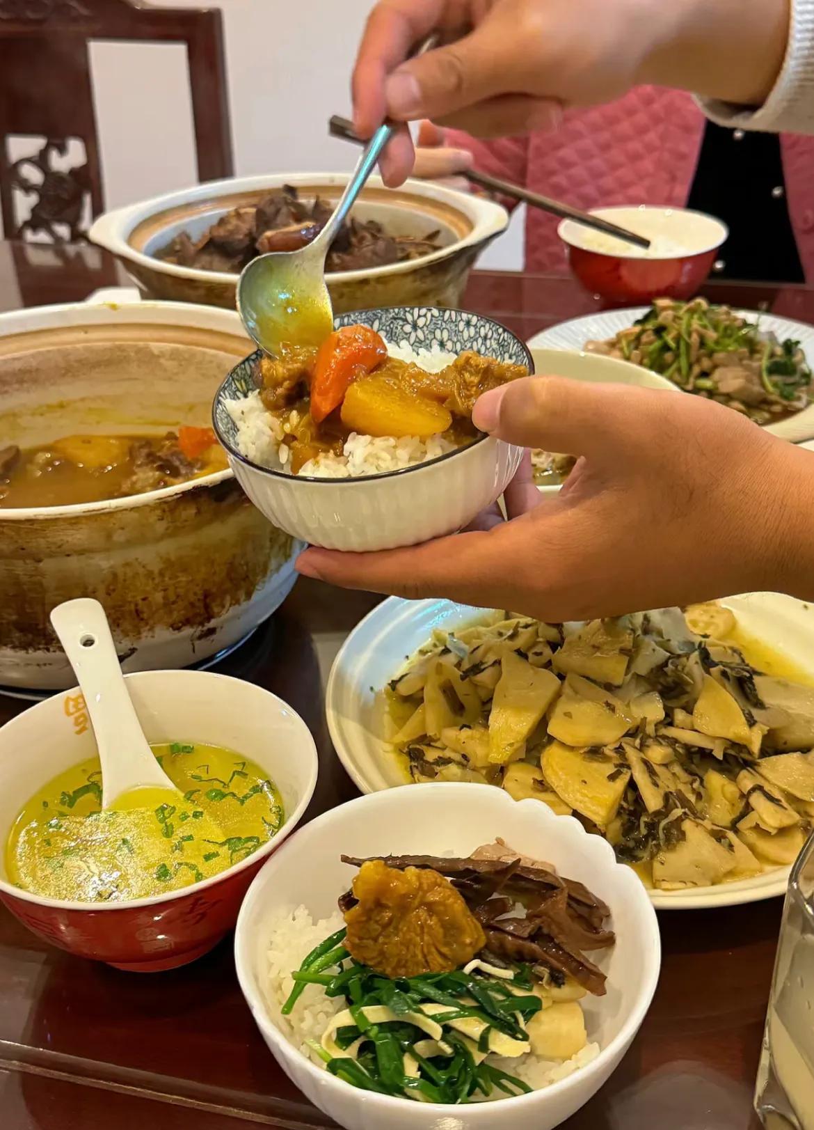 昨天正在吃晚饭，上大一的儿子突然回来了，一声不响直接就到了家，我问怎么不说一声，