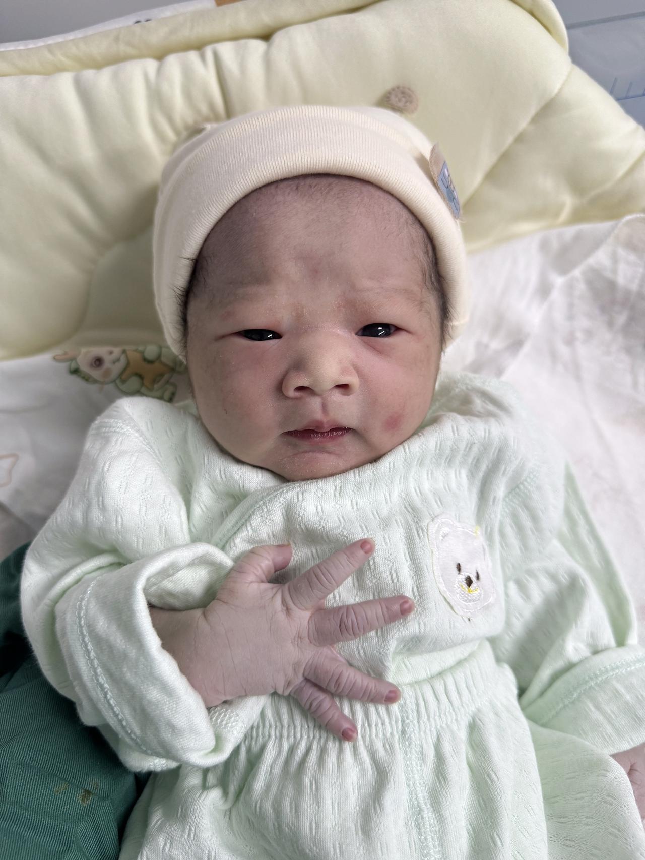 怎么会有这么可爱的人类幼崽呀😘
刚出生的小宝宝 新生儿