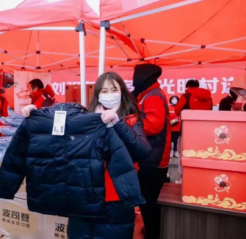 当不了刘强东，当刘强东的邻居也不错啊。刘强东给村民们发波司登羽绒服，还有一个大礼