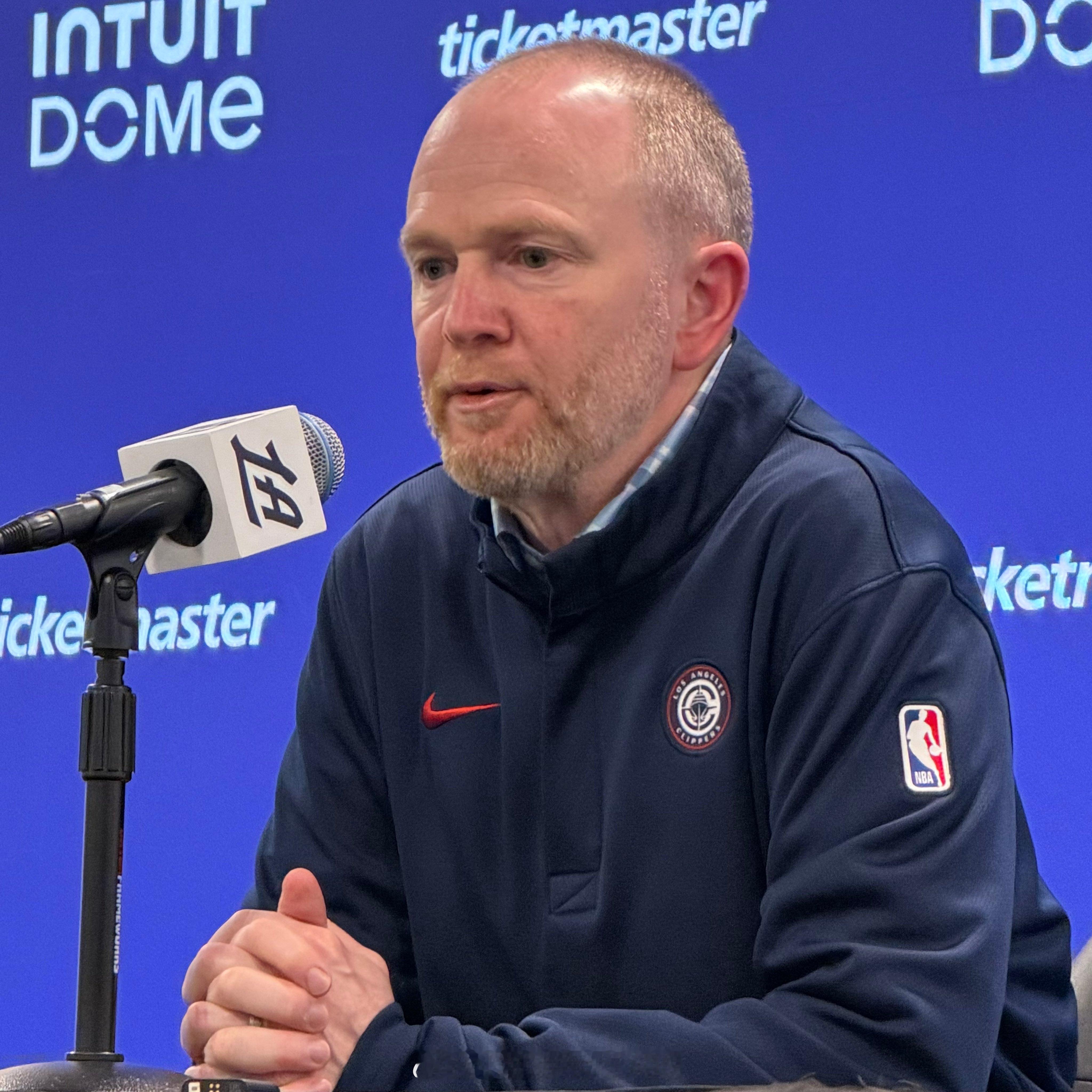 不嘻嘻弗兰克谈卢:卢将会在快船队担任主教练很长一段时间。当我们本赛季以6胜21负