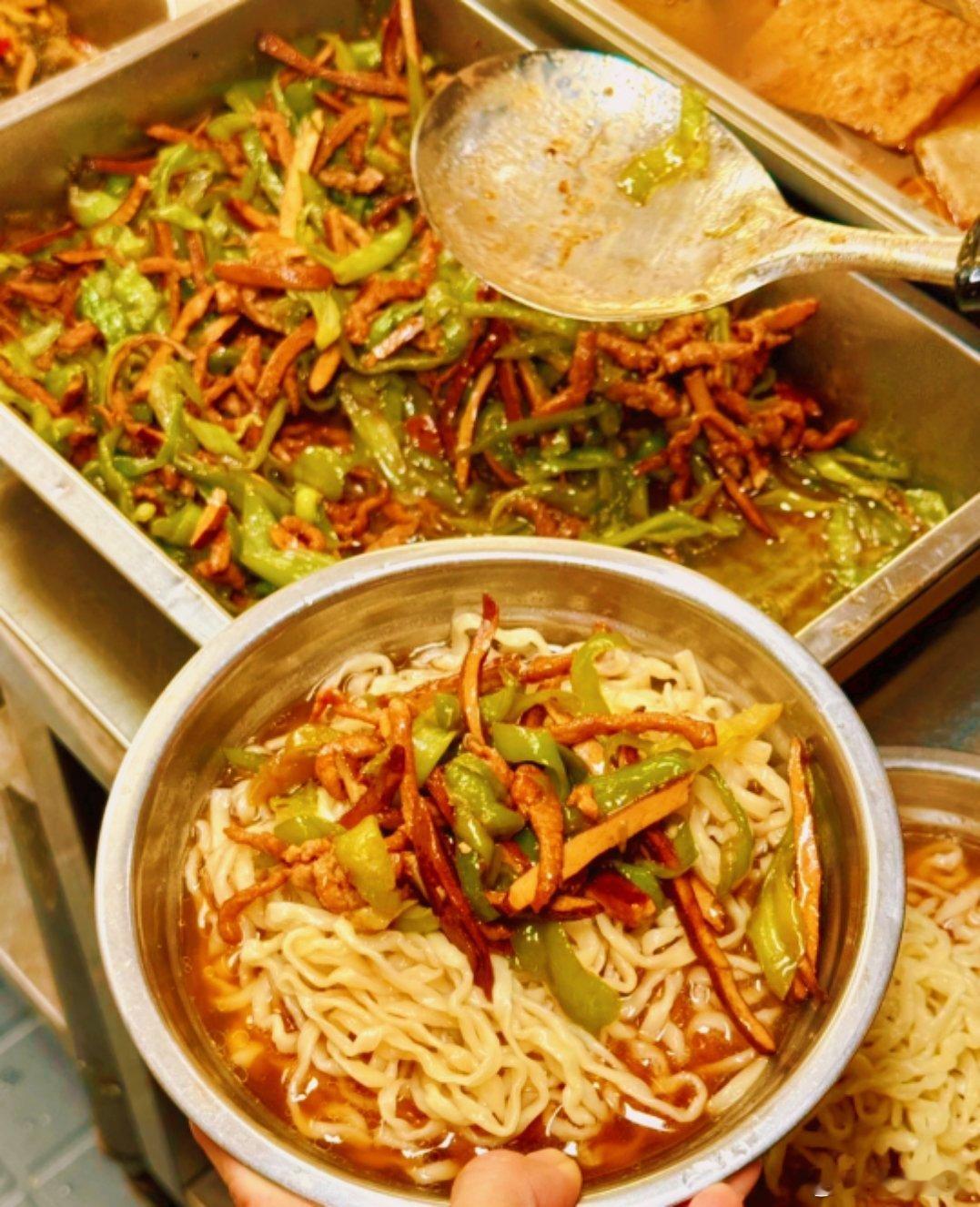 吃面还得用盆，图的就是那份不拧巴的痛快。不用拘着分量，不用端着姿态，热汤浇面，雾