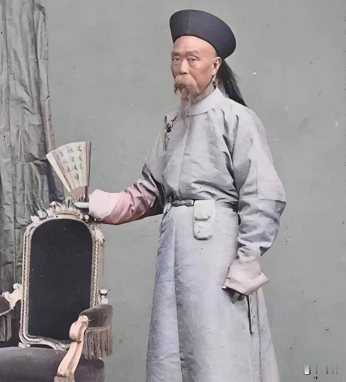 照片中人物是晚清官员斌椿（Binchun），他是中国历史上第一位被清政府正式派遣